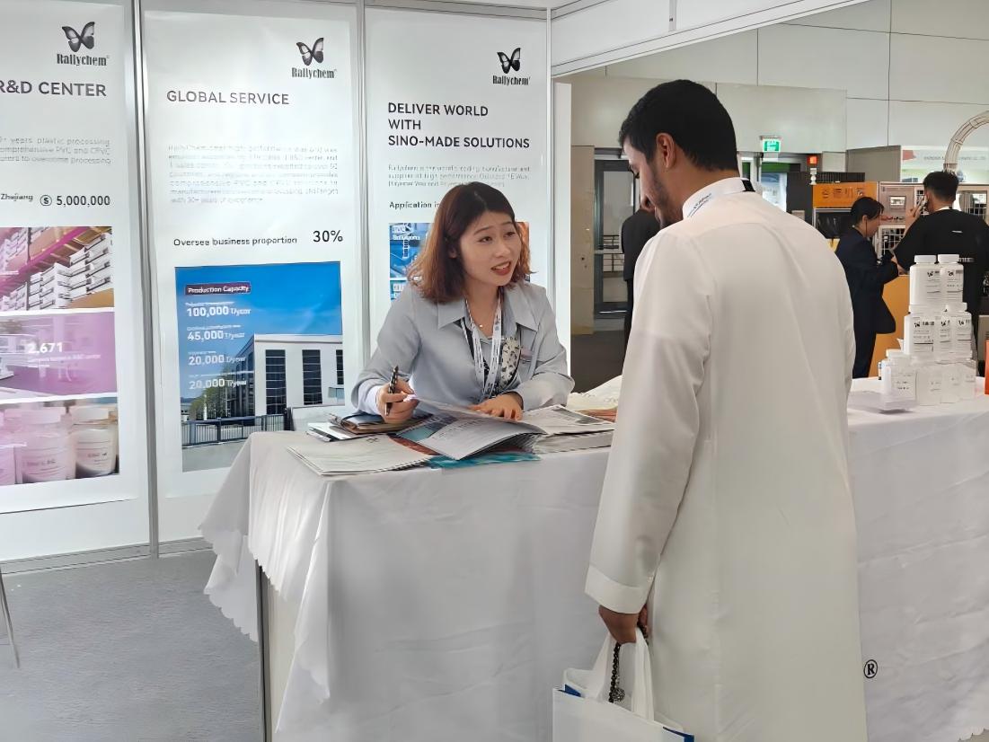 Rallychem engineer explains PVC wax additives to customers-01.jpg