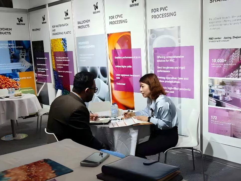 Rallychem engineer explains PVC wax additives to customers-03.jpg
