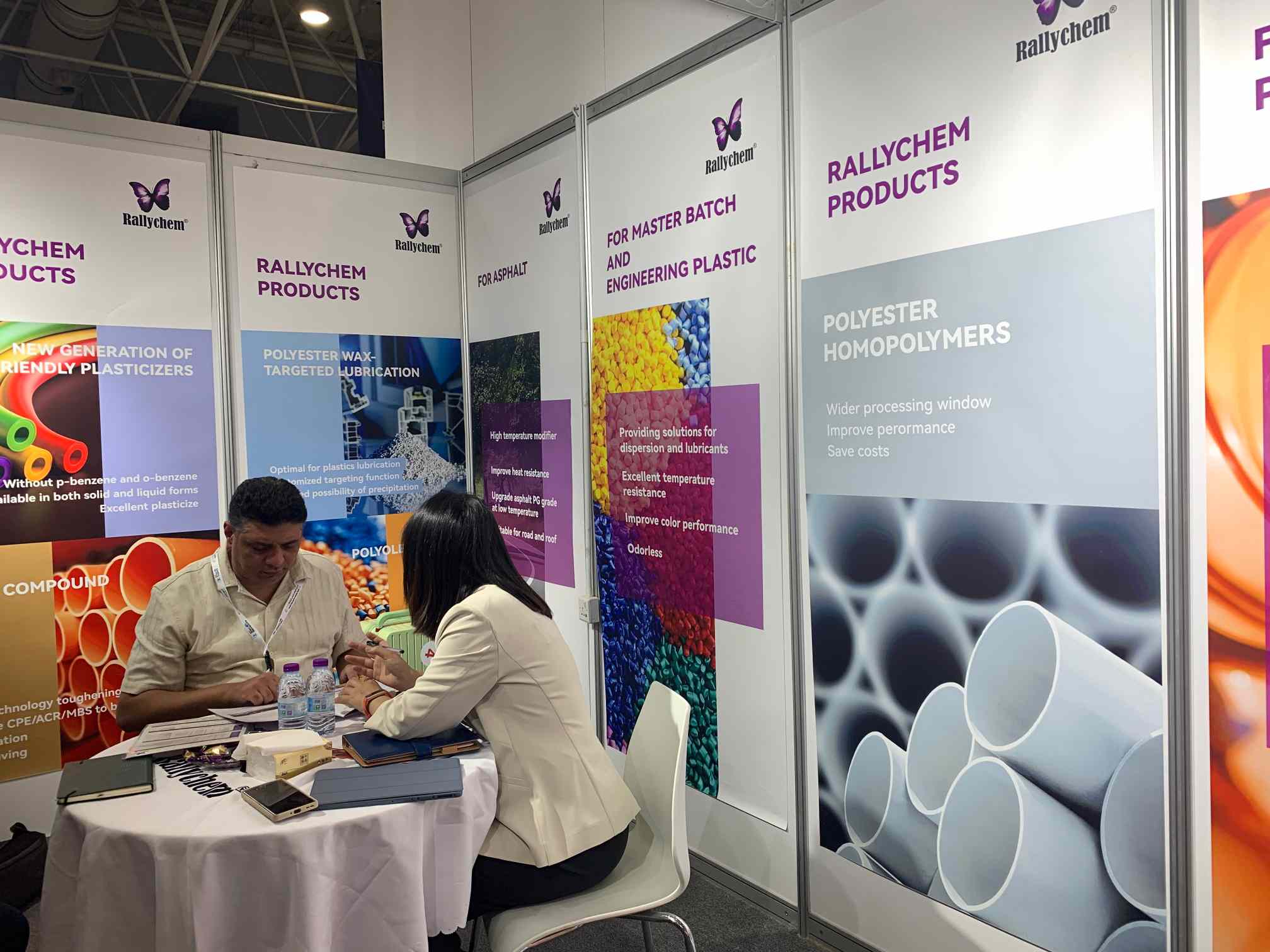 Rallychem engineer explains PVC wax additives to customers-02.jpg